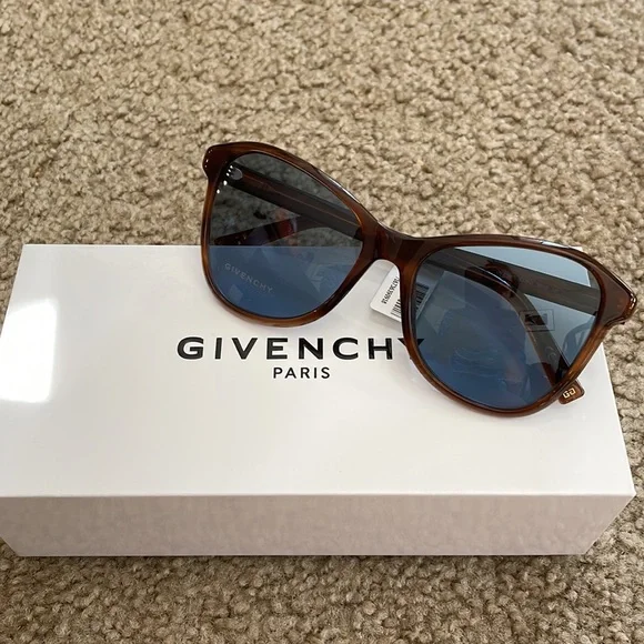 New in Box Givenchy 56mm Gradient Cat Eye Sunglasses Made in Italy Givenchy GV40051I 56A Sunglasses - US main image 3